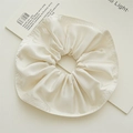Elegante coletero de satén crema de 20cm de gran tamaño con volantes y acabado sedoso - Satén Extragrande Blanco