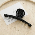 Pinza para el pelo negra brillante sobre una bandeja de piedra beige minimalista - Negro