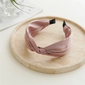 Serre-tête croisé en satin rose poudré avec nœud central et design large pour femme - Rose