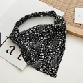 Detail van paisley chiffon hoofddoek met elastische band op een minimalistische basis - Klein Paisley Zwart