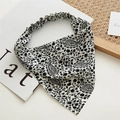 Detail van zwarte paisley chiffon hoofdband met elastische band en vintage bloemenstof - Klein Paisley Wit