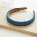 Détail du serre-tête en denim bleu montrant la texture du tissu et la doublure en daim - Bleu Denim
