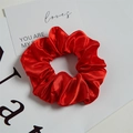 Elastico per capelli in raso rosso luminoso con trama setosa lucida e pieghe - LED Rosso