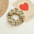 Détail de la texture en velours plissé or champagne pour accessoire de cheveux - Kaki