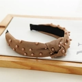 Dettaglio del cerchietto a rete marrone con perle eleganti e design a nodo ritorto - Caffè Perla