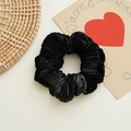 Gros plan d'un chouchou en velours noir montrant des plis verticaux et une texture douce - Noir