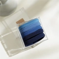 Set di elastici per capelli blu in una scatola di acrilico trasparente con luci soffuse - Stile ad Alta Elasticità / Blu Oceano