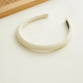 Primer plano de diadema de tela blanco crema con textura de sarga y etiqueta de logo - 1.6cm / Blanco Roto