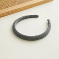 Detalle de la diadema acolchada blanco crema con textura de tela de estilo minimalista - 1.6cm / Gris