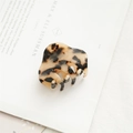 Detail der Haarklammer aus Acetat mit Schildpattmuster und stabilen Zähnen für Damen - Leopardenprint / 5,5 cm / Hellkaffee