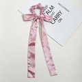 Detailaufnahme des rosa Satin-Haargummis mit langen Bändern auf weißem Hintergrund - Lange Schleife Dunkelrosa