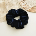 Eleganter dunkelblauer Samt-Haargummi für Damen mit weichen Faltenstrukturen - Marineblau
