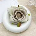 Dettaglio della molletta per capelli a rosa finta in tessuto con sfumature verde e rosa - Rosa Verde