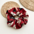 Chouchou en tissu rouge avec motifs japonais Maneki-neko et symboles de chance sur nattes - Chat Rouge