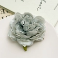 Dettaglio elegante fermaglio per capelli a forma di peonia blu polvere su un piatto di porcellana - Peonia Grigio Chiaro