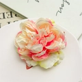 Dettaglio ravvicinato della clip per capelli a forma di peonia con sfumatura rosa e bianca - Peonia Rosa Giallo