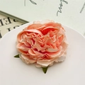 Dettaglio della clip per capelli a forma di peonia rosa corallo con petali in tessuto - Peonia Pesca