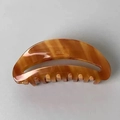 Detailaufnahme der Acetat-Haarklammer mit Marmormuster und France Handmade-Schriftzug - 10.5cm / Braune Streifen