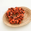 Chouchou d'Halloween orange avec motifs de chats noirs, chauves-souris et araignées - Chouchou Halloween Orange Chat Noir & Chauve-souris