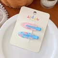 Primer plano de pinzas para el cabello sin marcas rosas y azules con motivo de melocotón - Soda de melocotón