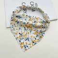 Dettaglio fascia triangolare a fiori con cuori blu su tessuto elastico bianco - Bianco