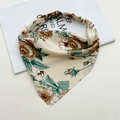 Dettaglio della bandana in raso con stampa floreale vintage e fascia elastica a onde - B Cachi