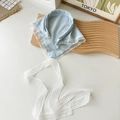 Dettaglio di un foulard azzurro a pois con bordo in pizzo floreale bianco e nastri lunghi - Azzurro A Pois Con Nastro Lungo