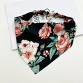 Dettaglio della bandana floreale con rose rosa su tessuto nero e fascia elastica morbida - A Nero