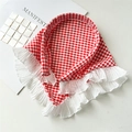 Détail du bandana à carreaux rouges et blancs avec bordure en dentelle plissée blanche - Carreaux Rouges