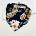 Dettaglio di un foulard floreale con base blu scuro e fascia elastica per donne - Blu Marino