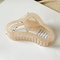 Primer plano de pinza para el cabello de acrílico crema translúcido con bordes ondulados - Beige Translúcido