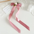 Dettaglio ravvicinato di un fiocco in raso con rosa bianca e nastri lunghi - Rosa