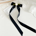 Dettaglio di un fermaglio a fiocco in raso vintage francese con una rosa bianca - Nero