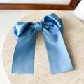 Gros plan d'un nœud papillon en satin de soie bleue sur un plateau décoratif en marbre - Clip en Acier Bleu