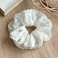 Détail d'un chouchou en tissu blanc avec broderie florale et texture en tulle - Style Vague À Pois 3D