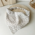 Dettaglio della trama della bandana floreale a triangolo con fascia elastica su vassoio - Bianco Floreale