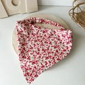 Dettaglio del foulard a triangolo floreale in cotone con fascia elastica su marmo - Rosso Floreale