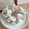 Scrunchie color crema con motivo floreale lavanda in un display estetico vintage - Bordo Motivo Rami