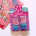 Detail von SPARK elastischen Haarbändern in Rosa und Blau auf einer Profi-Kartonpackung - Blau-Serie