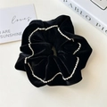 Detalle de un elegante coletero de terciopelo negro con borde de cadena de pedrería - Negro