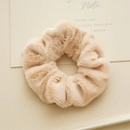 Detalle macro del coletero de felpa beige con textura suave y diseño voluminoso - Sherpa Caqui