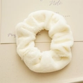 Detalle de un coletero de felpa blanca con textura suave de piel sintética - Beige Felpa