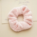 Primer plano detallado del coletero rosa esponjoso de suave textura de pelo sintético - Rosa Claro