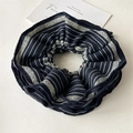 Détail macro du chouchou en tissu bleu marine avec texture de tissage jacquard - Rayé Rétro Bleu Marine