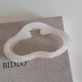 Elegant cream white matte shark hair claw clip with wave hollow design for women - Cloud Style / Beige