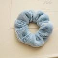 Coletero de felpa azul claro en piel sintética suave con una textura esponjosa - Azul Peluche