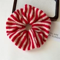 Detalle de coletero de punto a rayas rojas y blancas con suave textura de invierno - Rayas Rojo Brillante