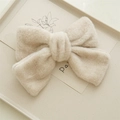 Detailansicht der flauschigen cremeweißen Plüsch-Schleifen-Haarklammer mit weicher Textur - Khaki