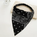 Detail eines schwarzen Paisley-Bandana-Stirnbands aus weichem Stoff mit Gummiband - Schwarz