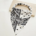 Detail eines weißen Paisley-Bandanas mit Gummizug auf einer edlen Steinoberfläche - Weiß
